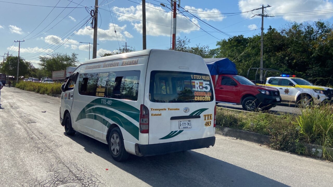 Motociclista pierde la vida en un accidente en Villas Otoch Paraíso (VIDEO); el conductor de una combi involucrado en los hechos.