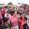 Celebra Ana Paty Peralta Día del Niño con hijos de bomberos y policías.