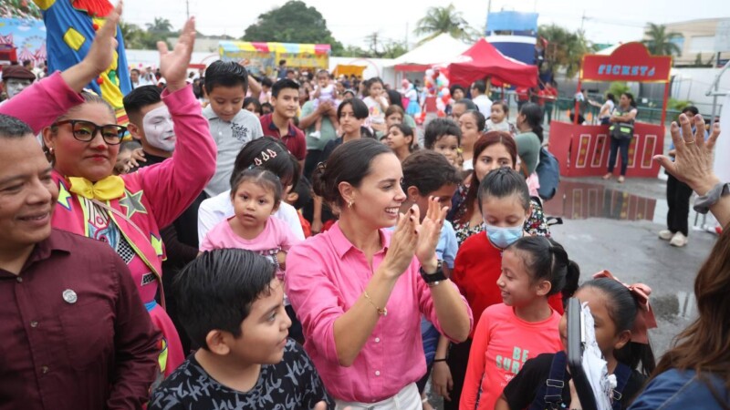 Celebra Ana Paty Peralta Día del Niño con hijos de bomberos y policías.