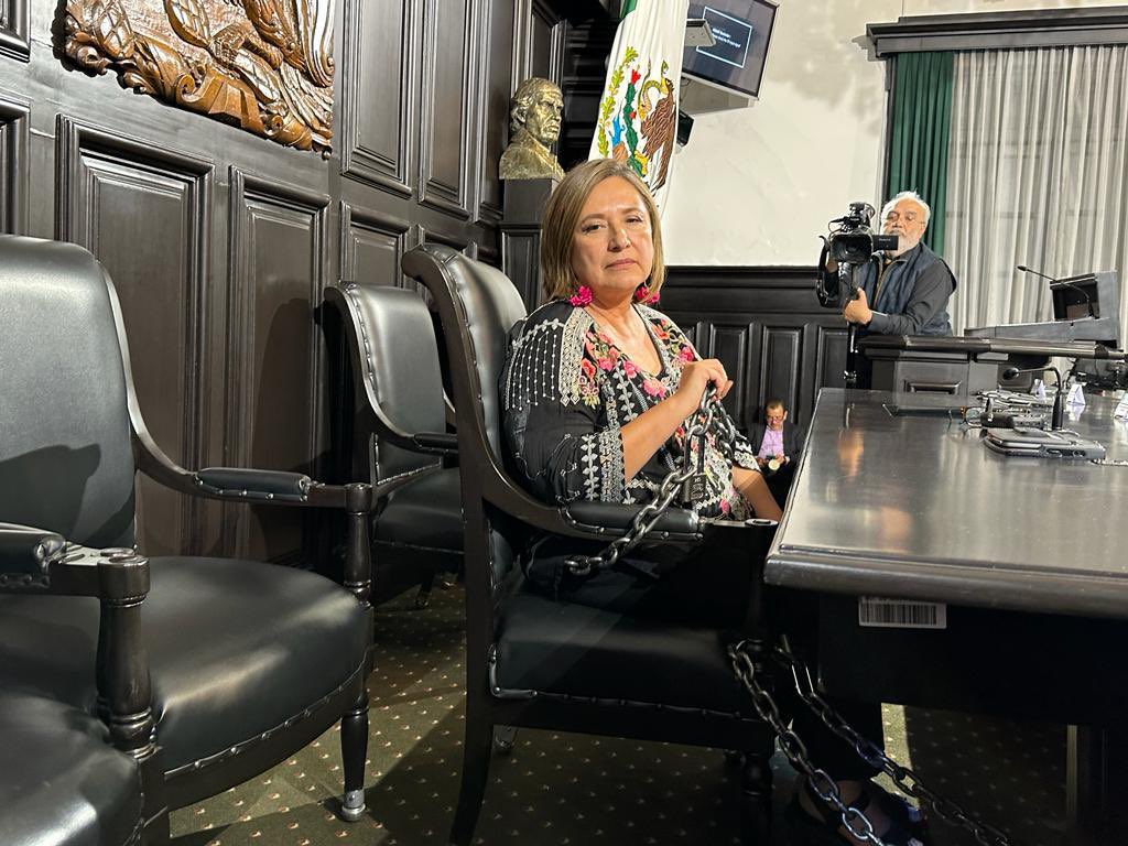 La senadora panista Xóchitl Gálvez se encadenó a la silla de la presidencia del Senado, según ella en protesta por no haber elegido a un comisionado del eternamente inoperante INAI. 