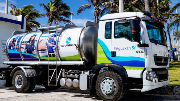 Aguakan entrega pipa de agua residual a Isla Mujeres