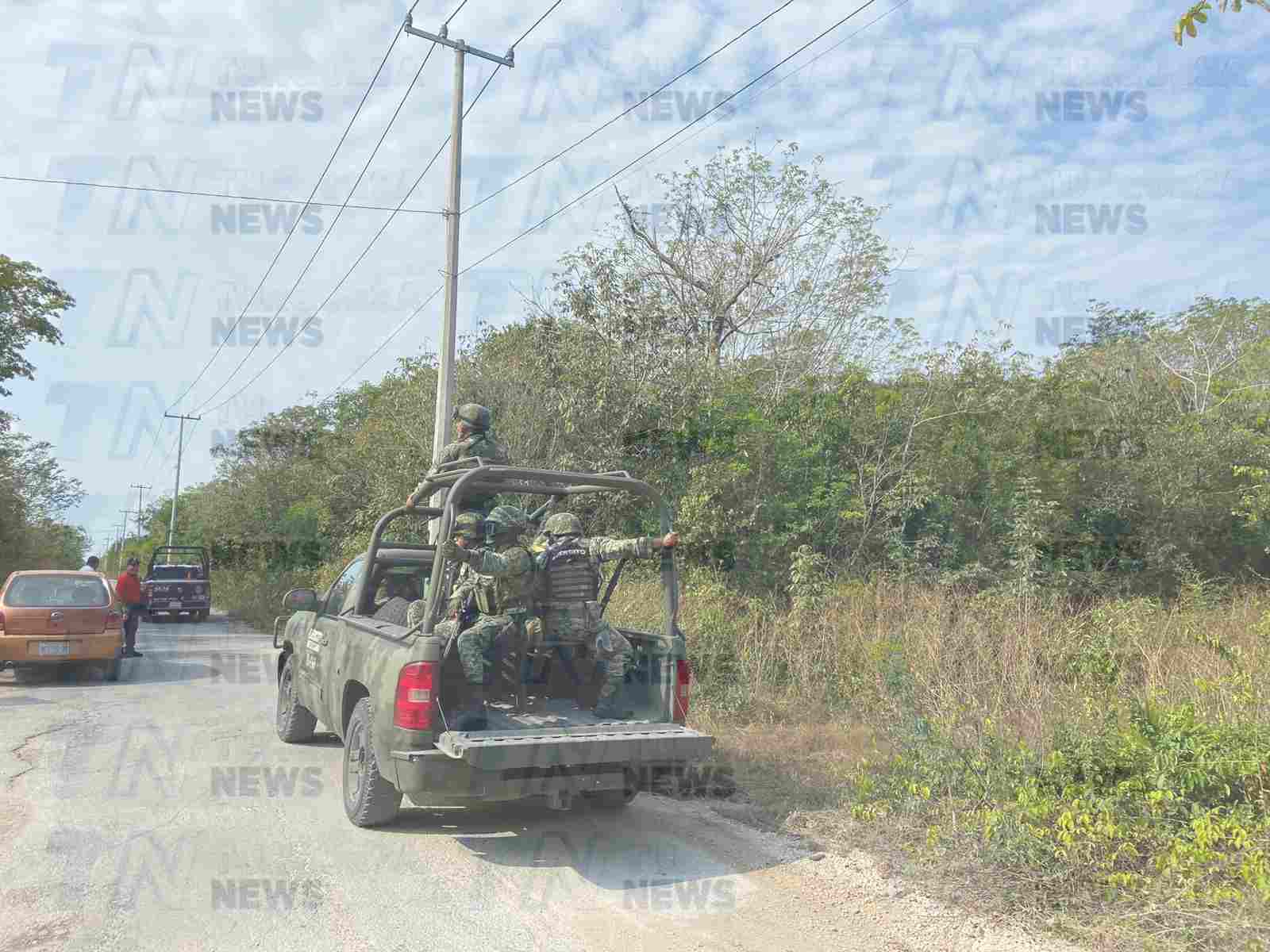 Hallan dos ejecutados en la colonia El Pedregal en Cancún; se trata de dos jóvenes que visten playera blanca y negra.