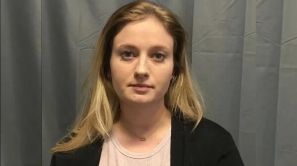 Maestra y esposa del jefe de la policía abusa de estudiante de 15 años