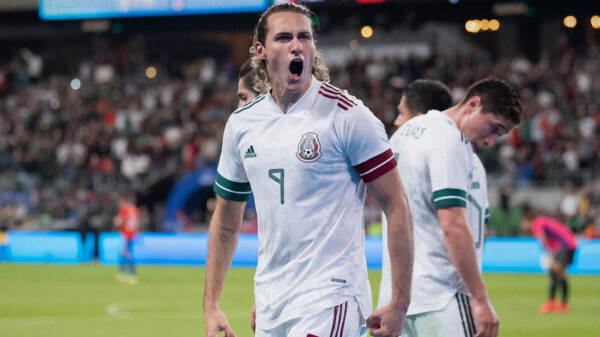 Tata Martino contacta a Santi Gimenez para felicitarlo