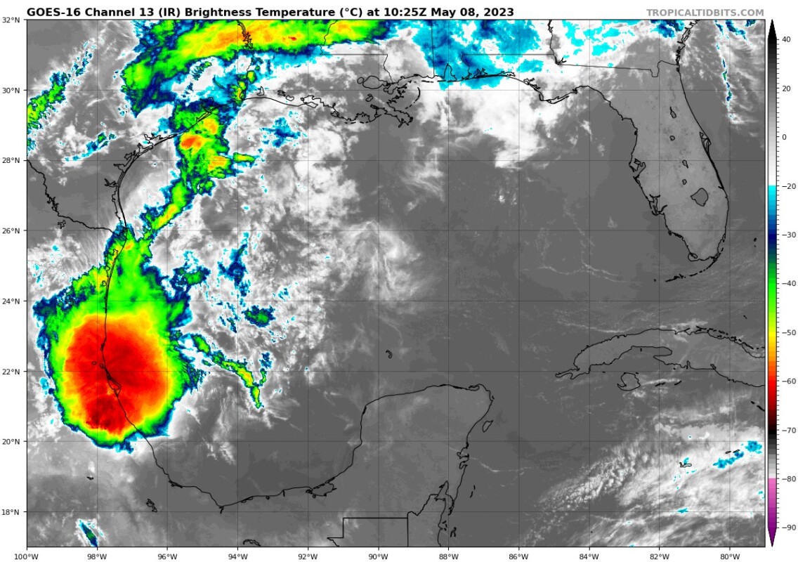 Pronóstico del clima para hoy lunes 8 de mayo 2023 en Quintana Roo; cielo medio nublado la mayor parte del día con probabilidad de lluvias aisladas.