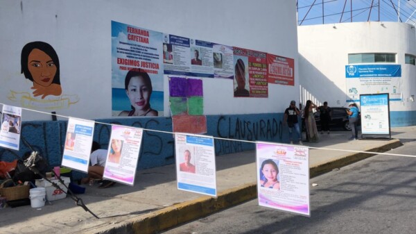 'Madres Buscadoras' bloquean esta mañana la avenida Xcaret en Cancún (VIDEO)