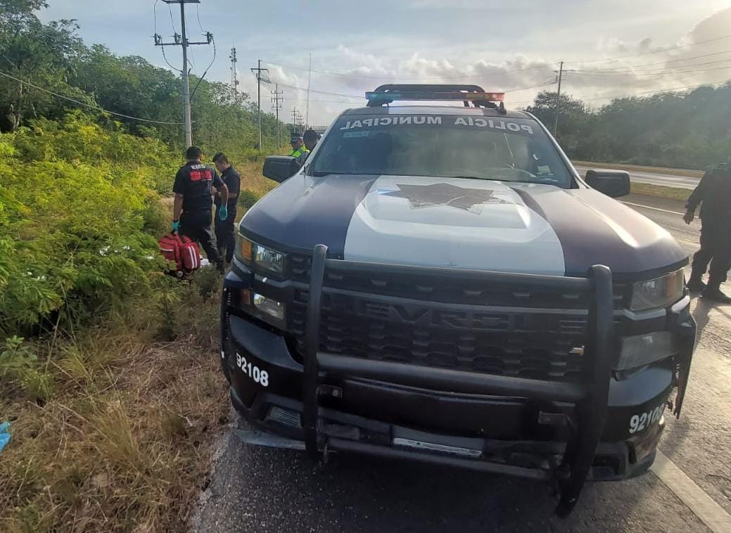 Dejan un ejecutado con el tiro de gracia en la entrada a Chemuyil; elementos de la Policía Municipal que hacían su rondín hallaron el cuerpo.