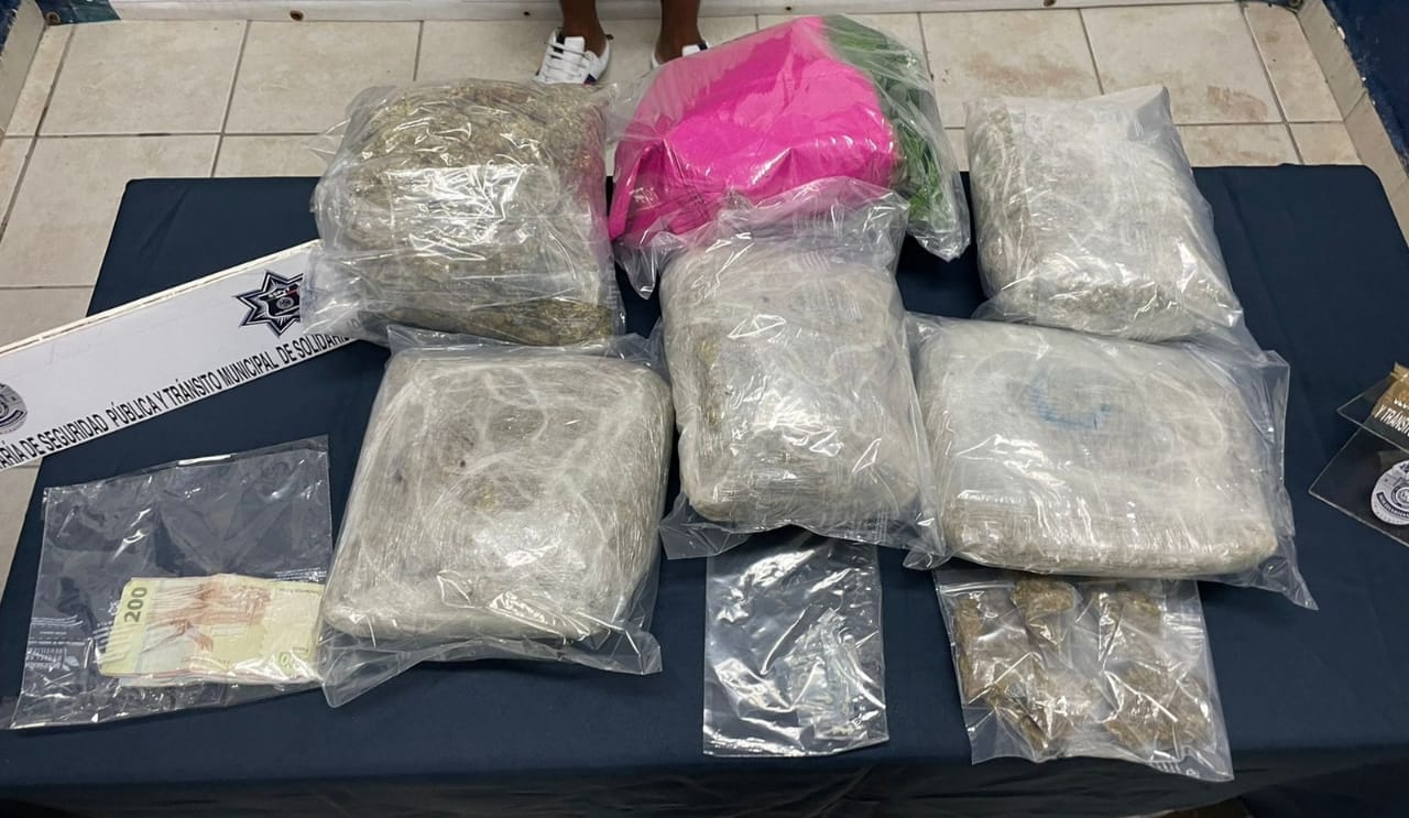 Detienen a sujeto con paquetes de droga en la Colosio de Playa del Carmen; A José “N” le decomisaron marihuana y “piedra”.