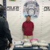 Detienen a sujeto con paquetes de droga en la Colosio de Playa del Carmen.