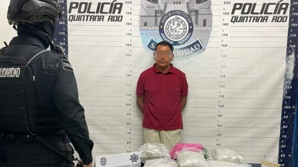 Detienen a sujeto con paquetes de droga en la Colosio de Playa del Carmen.