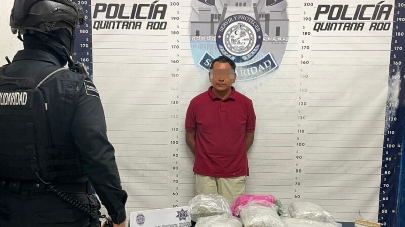 Detienen a sujeto con paquetes de droga en la Colosio de Playa del Carmen.