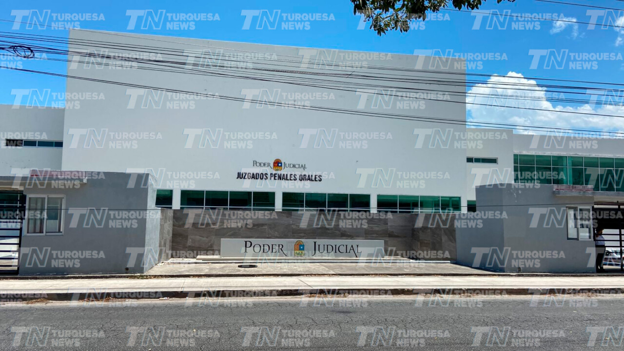 Madres Buscadora de Quintana Roo bloquean avenida frente a juzgados orales en Cancún; se define si se vincula a proceso a Angélica "N" en el caso Fernanda Cayetana.