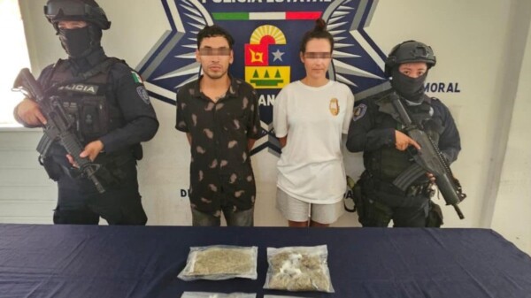 Sorprenden a dos narcomenudistas manipulando droga en Tulum