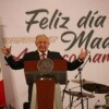 Felicita AMLO a las madres de México con diversos oficios