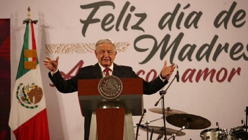 Felicita AMLO a las madres de México con diversos oficios