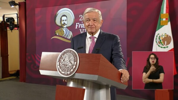 Critica AMLO lluvia de amparos contra libros de texto gratuitos