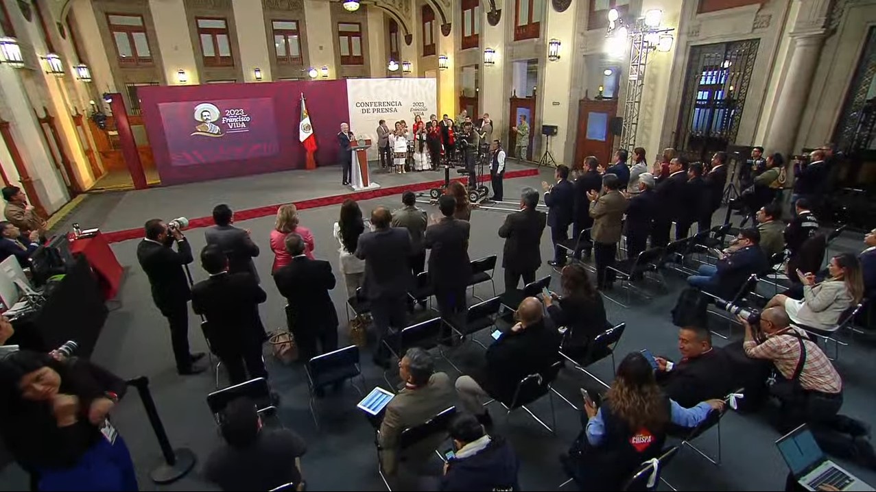 Al final de la conferencia matutina el Presidente Andrés Manuel López Obrador brindó un fuerte aplauso a los maestros y maestras presentes y a los miles de ellos en el país. 