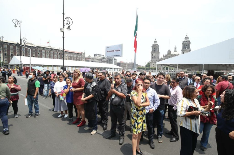 Desalojo de edificios gubernamentales por la activación por error de la alarma sísmica, en la Ciudad de México, el 8 de mayo de 2023.