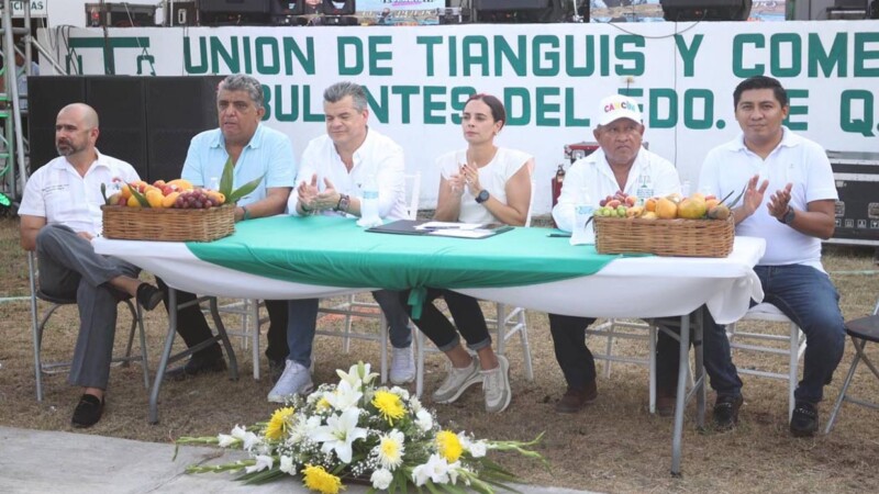 Reconoce Ana Paty Peralta labor y unión de tianguistas en su aniversario