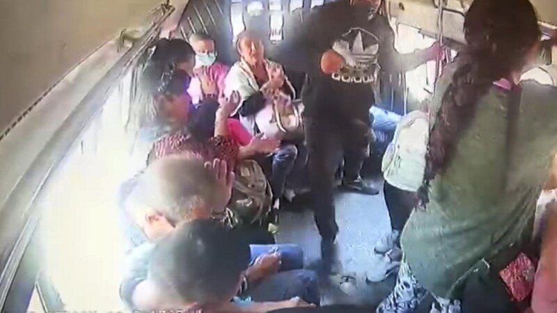 Sujetos armados atracan con violencia una combi en Edomex