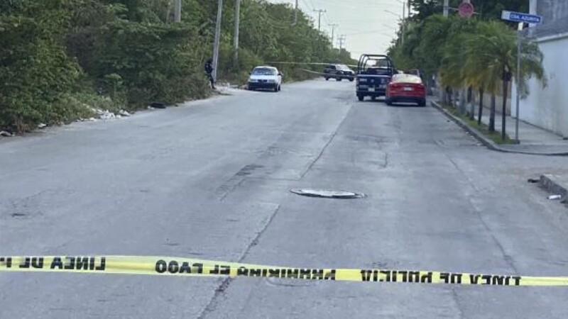 Ataque armado a taxi en colonia de Cancún deja una mujer muerta