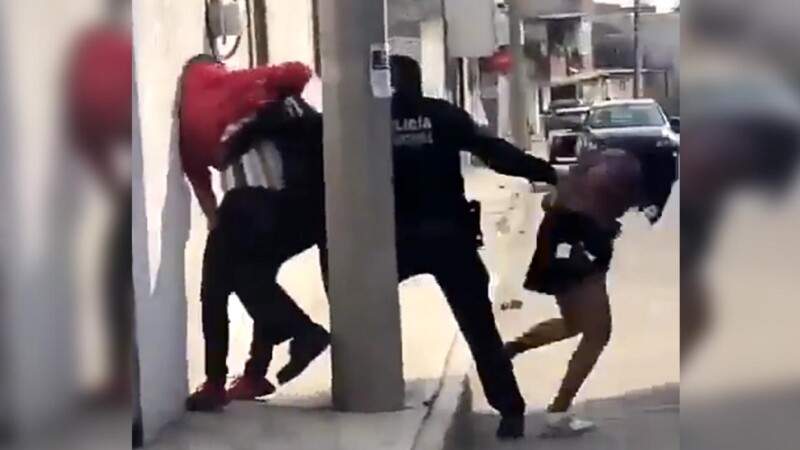 En forcejeo con policías de Tlaxcala, sujeto balea a su novia 