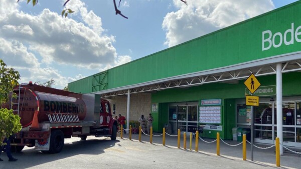 Evacuan supermercado en Cancún por falla eléctrica