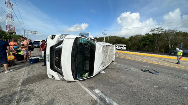 Vuelca van con turistas rumbo a Tulum; al menos 10 lesionados