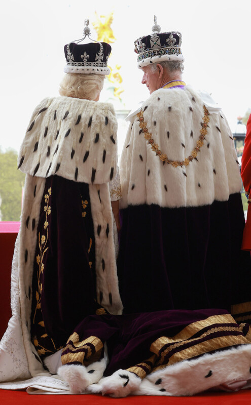 Camila, Carlos III y sus capas de armiño en el balcón del palacio de Buckingham. FOTO: CHRIS JACKSON / GETTY IMAGES