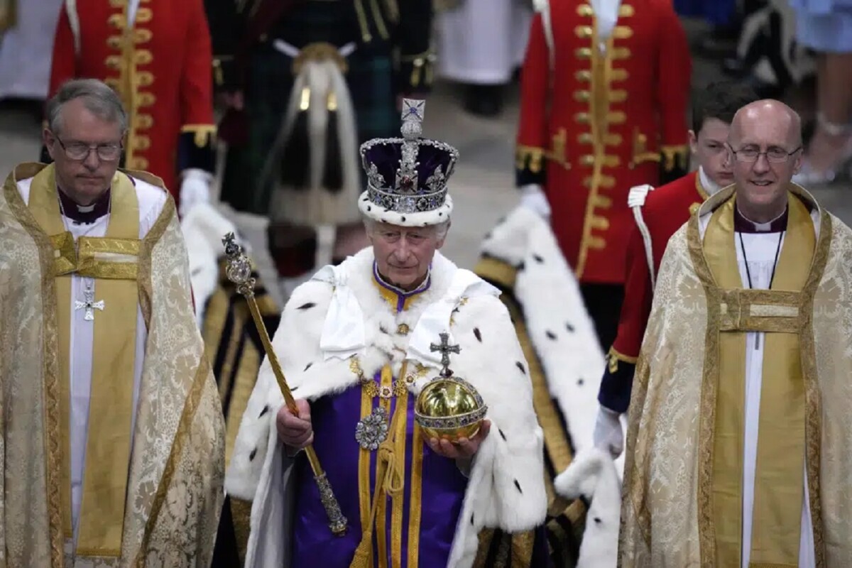 Oficialmente inicia el reinado de Carlos III de Inglaterra en un momento álgido para la monarquía. 