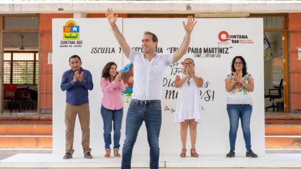 Asiste Diego Castañón a festejo del día de las madres en escuela Telesecundaria