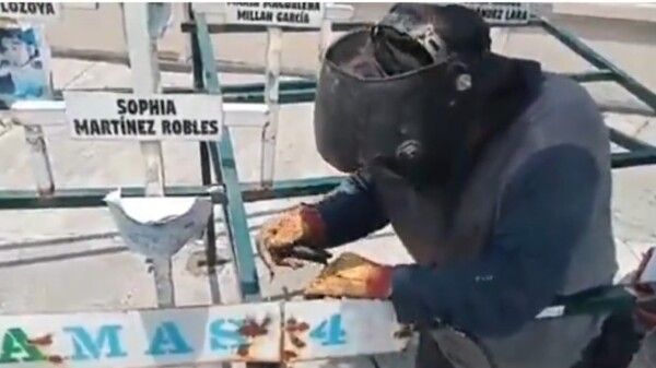 Padres de Guardería ABC restauran memorial vandalizado