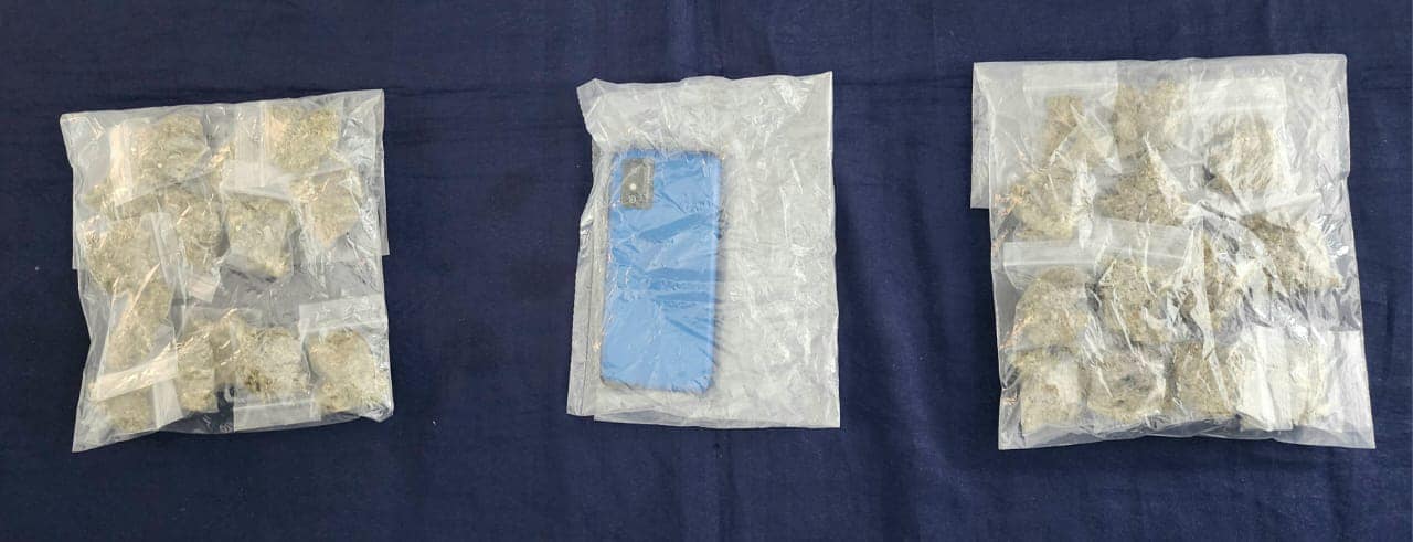 Detienen a dos narcomenudistas en la colonia Veleta de Tulum; Maximiliano “N” y Gerardo “N” se repartían varias dosis de marihuana.