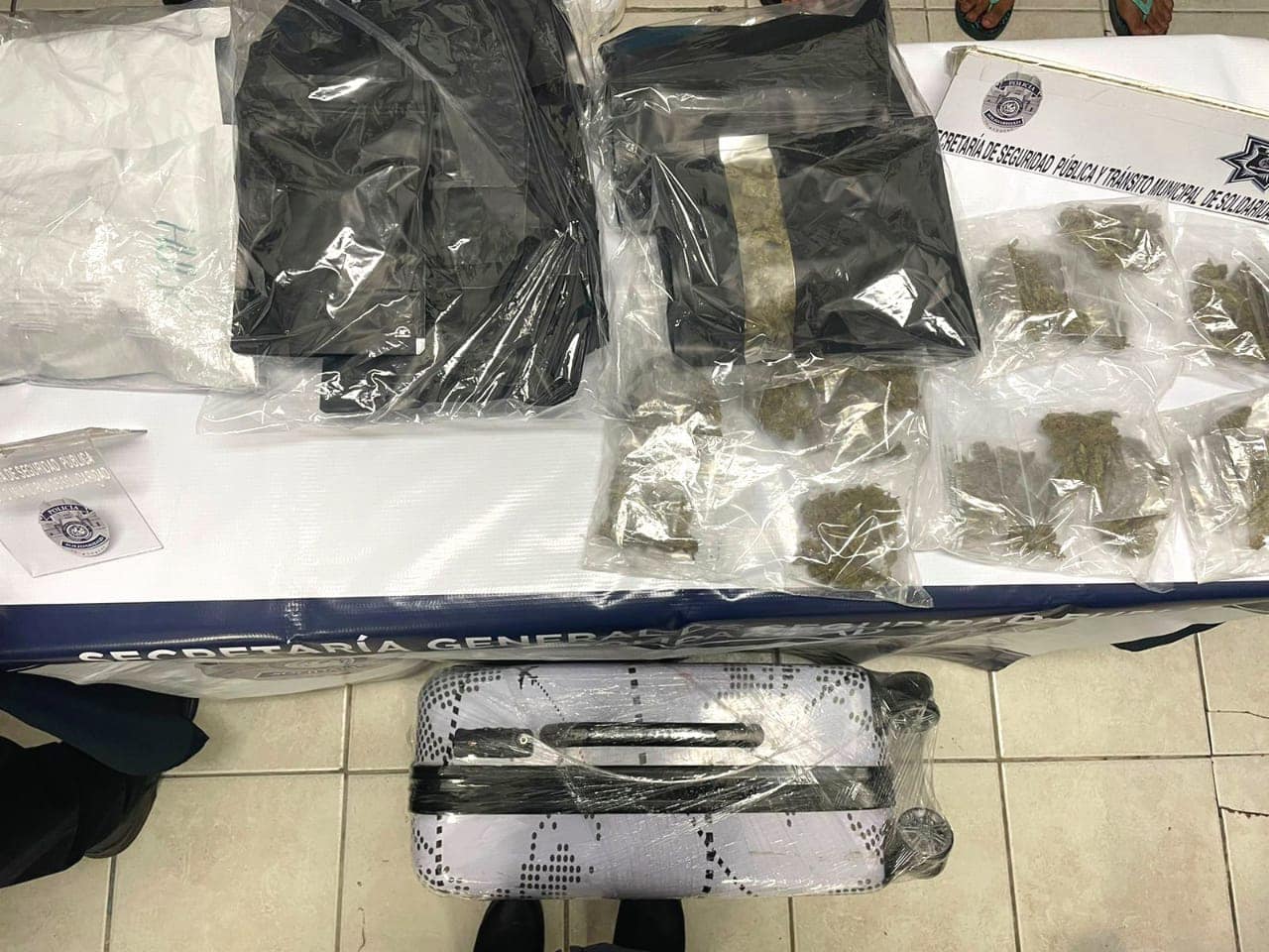 Playa del Carmen: Caen cuatro sujetos con drogas en el complejo Playacar; aseguraron un predio con posibles drogas y armas de fuego.