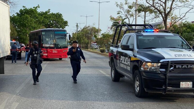 Ejecutan a mujer a bordo de un autobús en pleno centro de Cancún