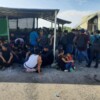 Rescatan a 139 migrantes en Nuevo León; viajaba hacinados en un tráiler