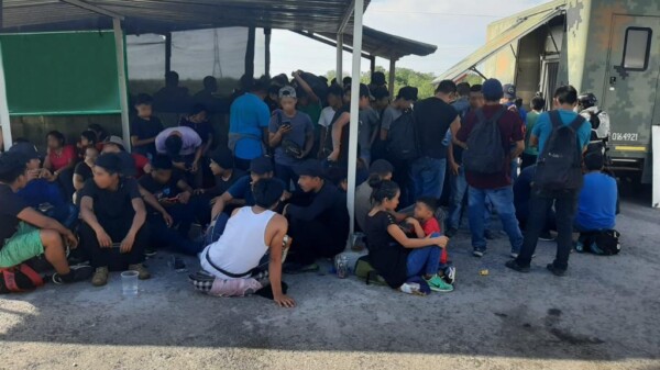 Rescatan a 139 migrantes en Nuevo León; viajaba hacinados en un tráiler