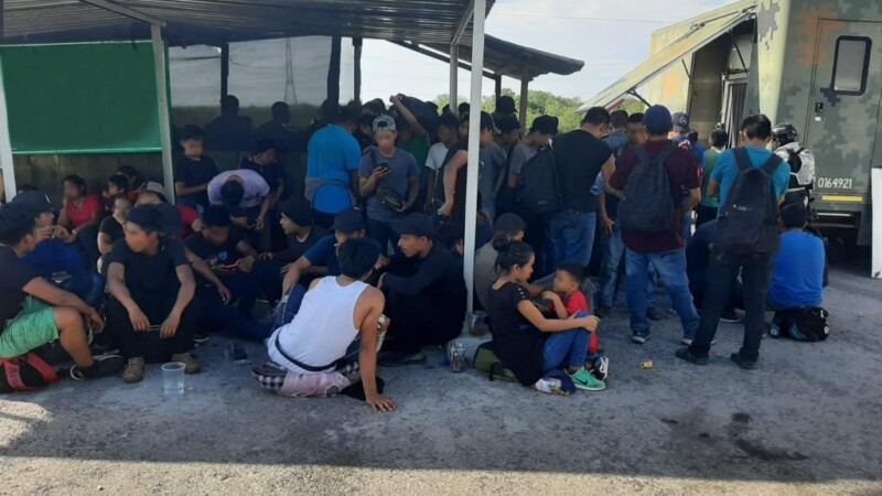 Rescatan a 139 migrantes en Nuevo León; viajaba hacinados en un tráiler