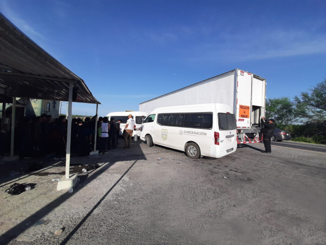 Rescatan a 139 migrantes en Nuevo León; viajaba hacinados en un tráiler; fueron detectados en el punto de revisión en la carretera a Reynosa.