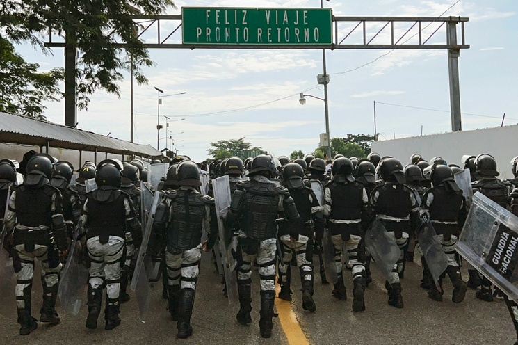 Elementos de la Guardia Nacional de México y de Policía Militar de Guatemala durante un operativo en el puente internacional Rodolfo Robles, que se ubica sobre el río Suchiate.