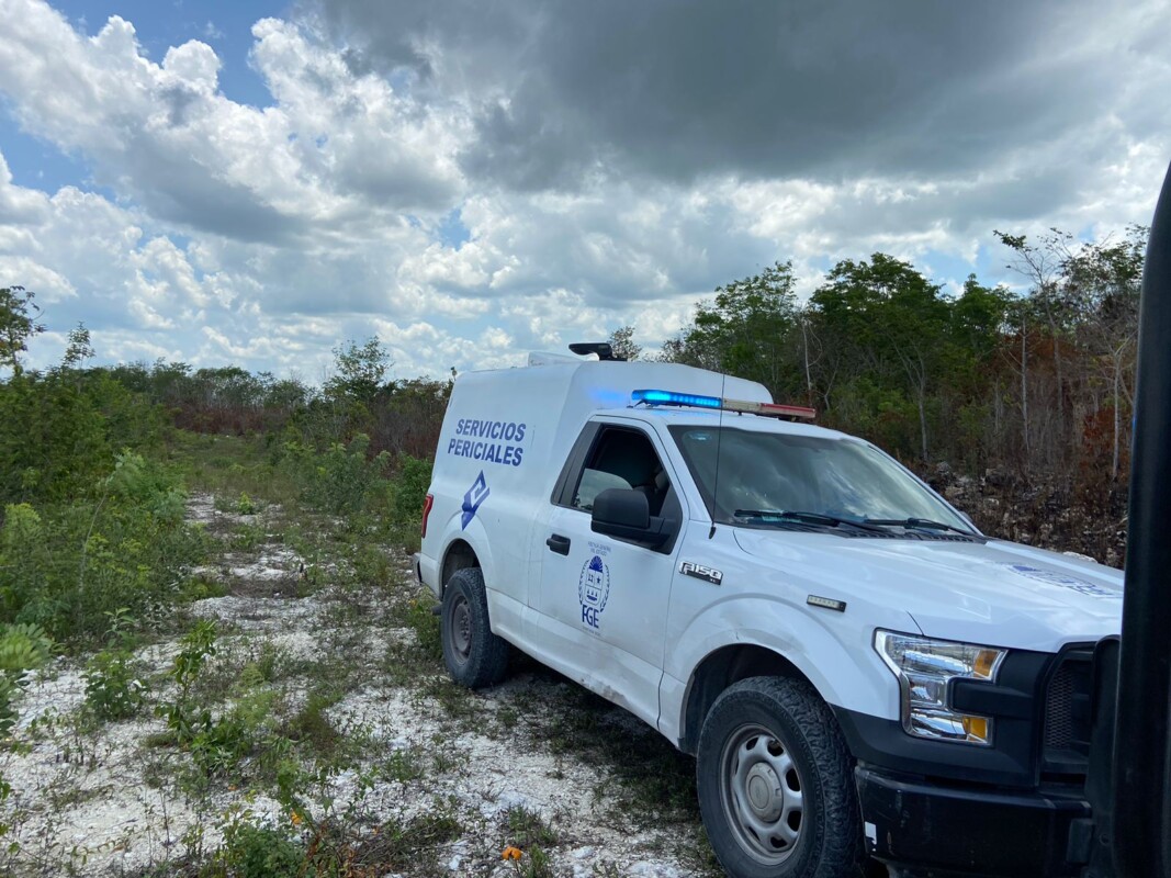 Hallan los restos de un hombre a un costado de la autopista Mérida-Cancún; por su estado no se aprecian las características de la víctima.