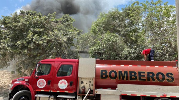 Se registra incendio en un deshuesadero de la colonia El Pedregal en Cancún (VIDEO).