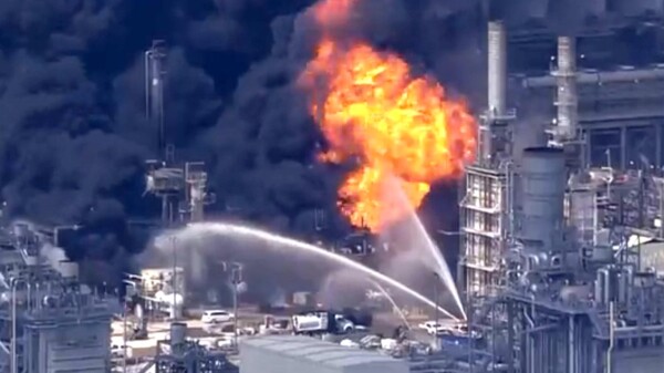 Explosión causa incendio y lesionados en planta Deer Park de Pemex