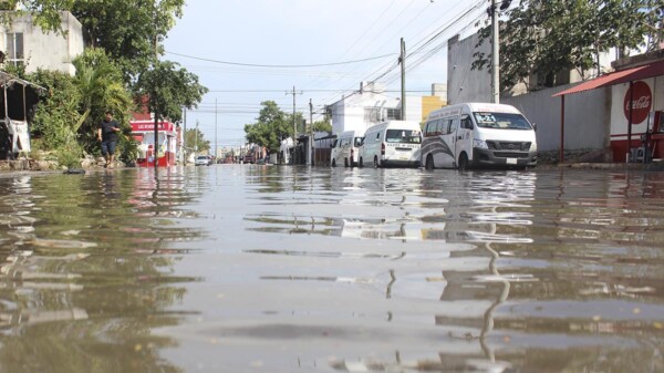 Lluvia desquicia a Cancún y causan severas inundaciones
