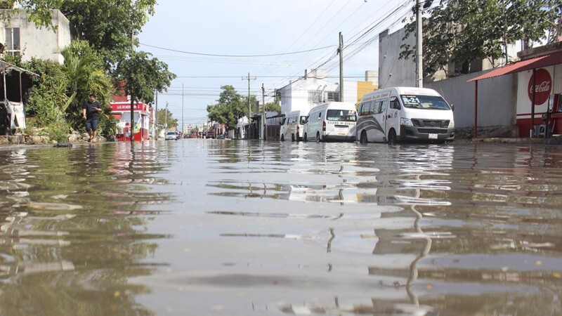 Lluvia desquicia a Cancún y causan severas inundaciones