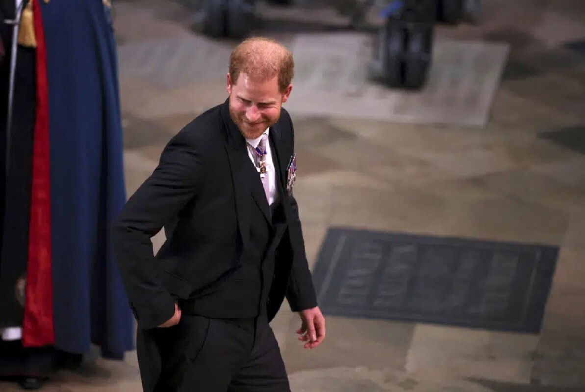 El príncipe Harry llegando solo a la ceremonia sin su esposa e hijos. 