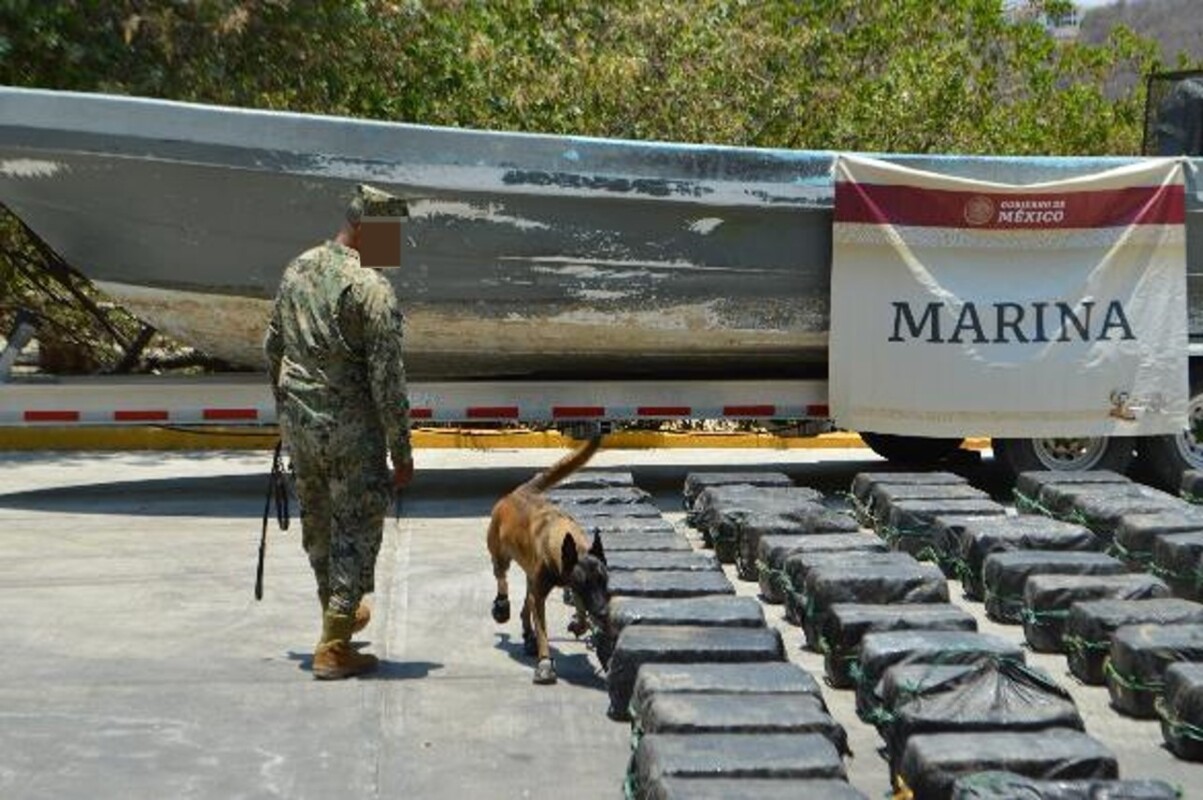 Asegura la Marina 2 toneladas de cocaína en costas de Oaxaca; fueron interceptadas dos embarcaciones con 12 presuntos traficantes.