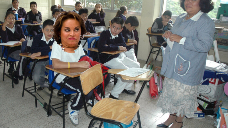 Anuncia AMLO aumento salarial retroactivo a maestros de 8.2 %