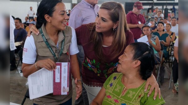 Mara Lezama entrega tarjetas para que 476 familias transformen sus viviendas