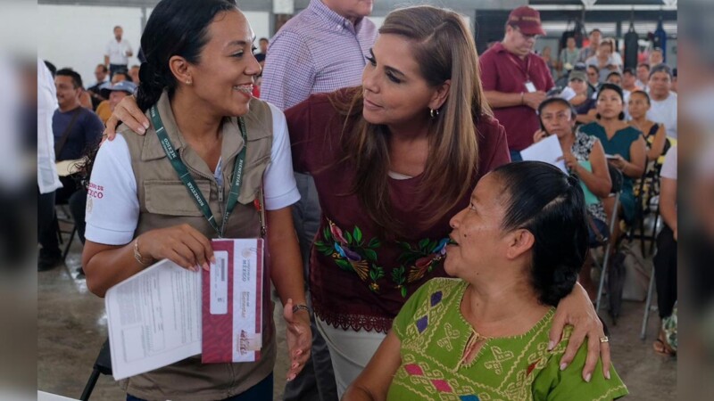 Mara Lezama entrega tarjetas para que 476 familias transformen sus viviendas